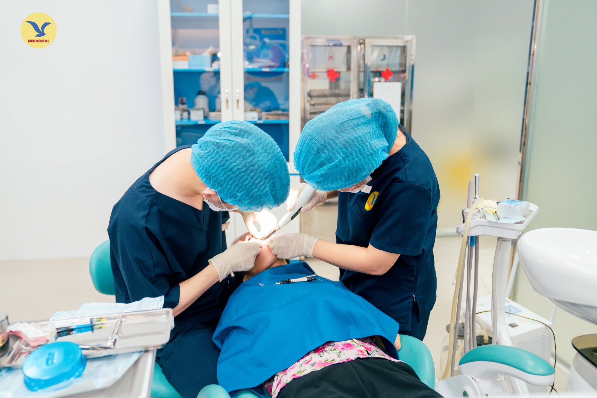 Bác sĩ MedDental thăm khám răng miệng cho khách hàng